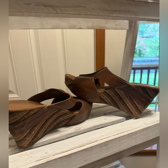 Nine West EUC Leather wedges with gold - Picture 2 of 7